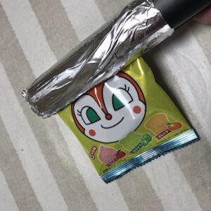 ヘアアイロンでお菓子の袋を閉じる